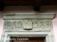 Detail dveřního překladu domu č.p. 52